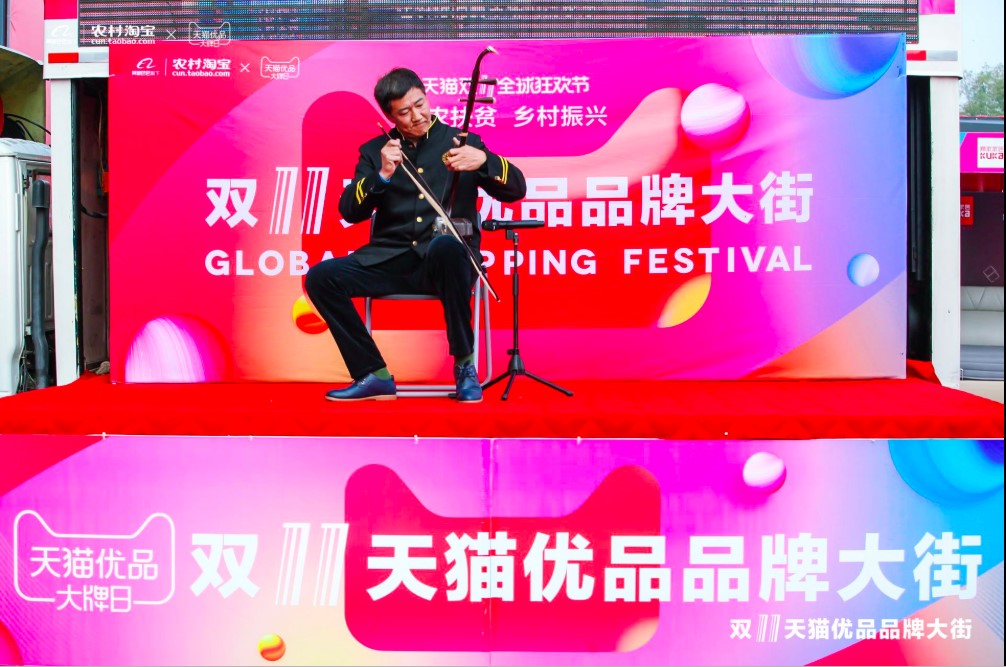 (今年天猫年货节期间，农村淘宝将在全国20个县域搭建年货节品牌大街。)